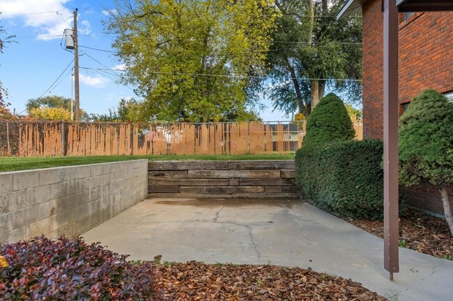 Building Photo - Furnished, Large Luxurious home complete with Washer and Dryer! Large Patio area.