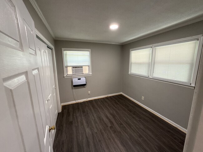 Building Photo - 401 Kern St