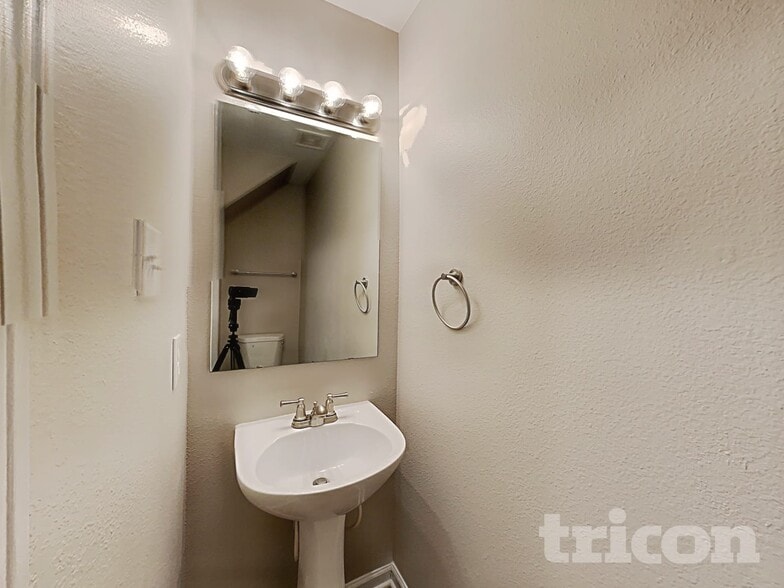 Building Photo - 7242 Fox Point Dr