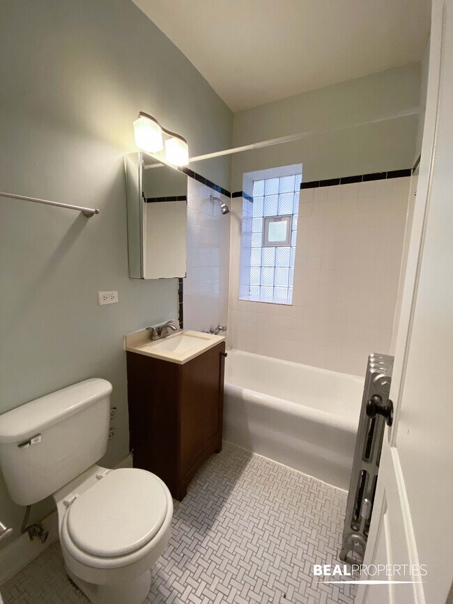 Building Photo - 4614 N Paulina St