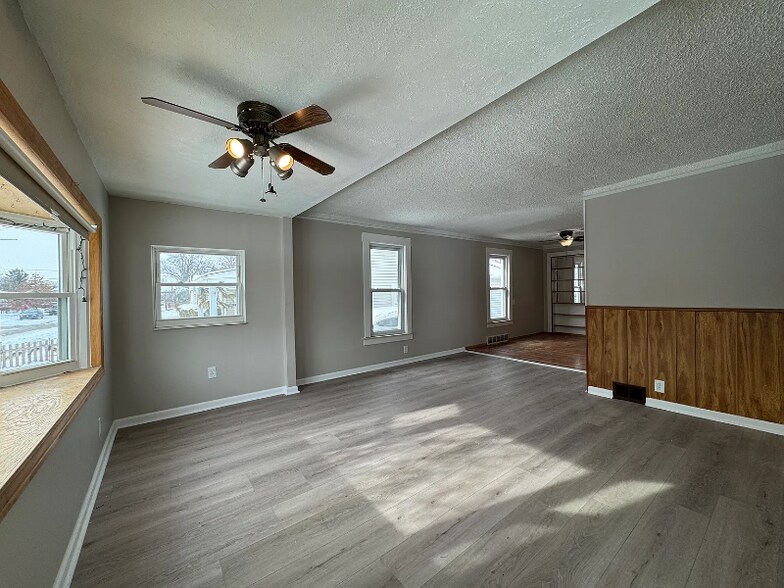 Building Photo - 84 W Kalama Ave