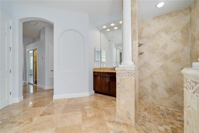 Building Photo - 2333 Pinehurst Ct