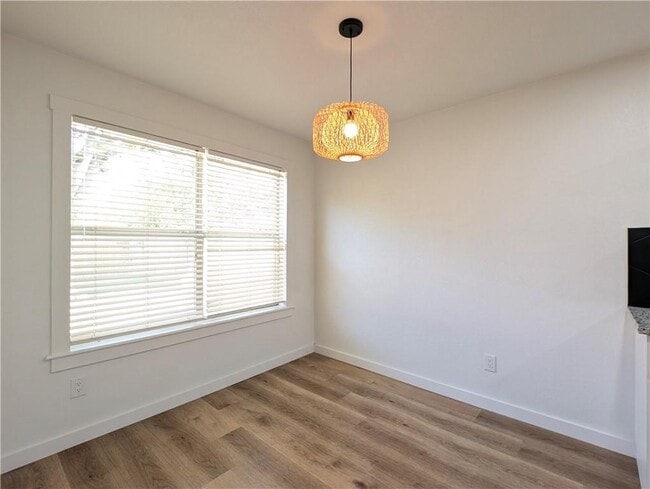Building Photo - 904 N Cardinal Dr