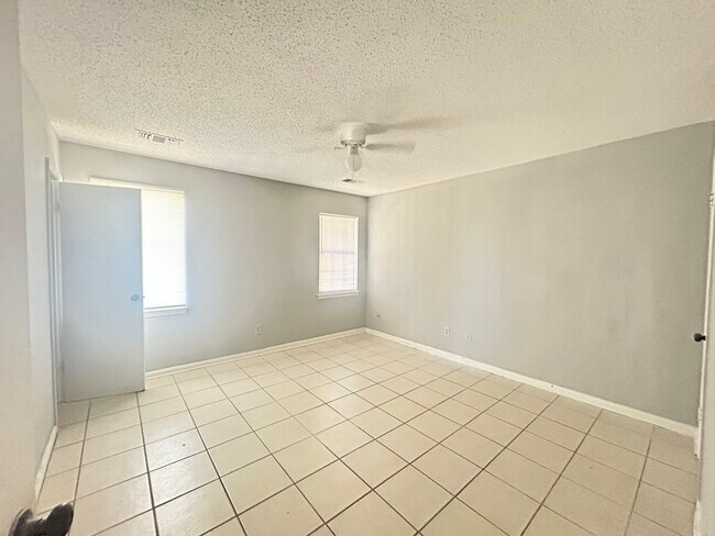 Building Photo - 2509 S Belair Dr