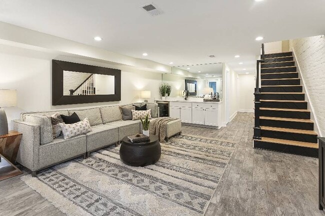 Building Photo - Stunning historic new renovated Townhome
