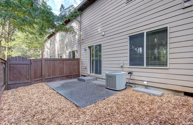 Building Photo - Charming 3 bd 2.5 ba Townhouse - Available Now!