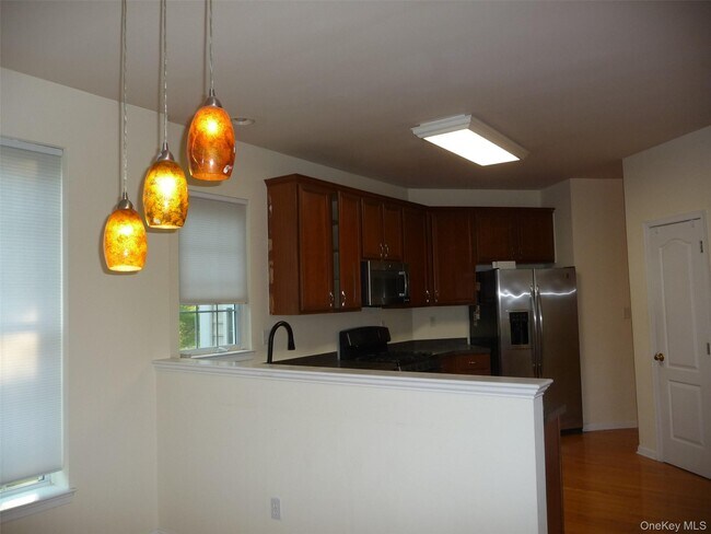Building Photo - 220 Roosevelt Dr