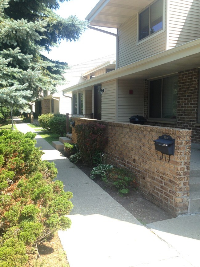 Stratford Village 8261 N Teutonia Ave Brown Deer WI 53209 Apartment