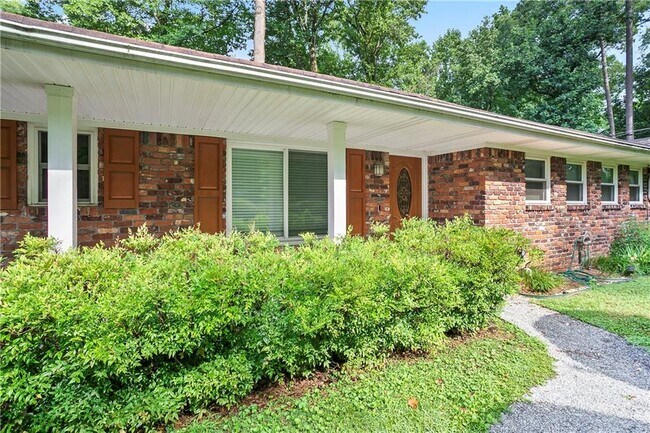 Building Photo - 2558 Woodacres Rd NE