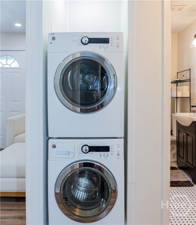 Building Photo - 217 Wesley St