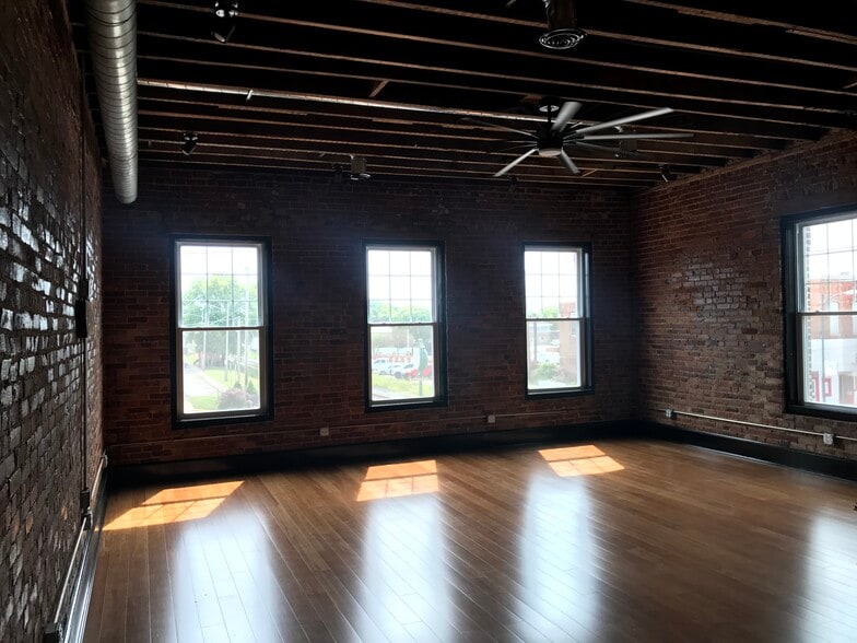 Building Photo - 426 Main St