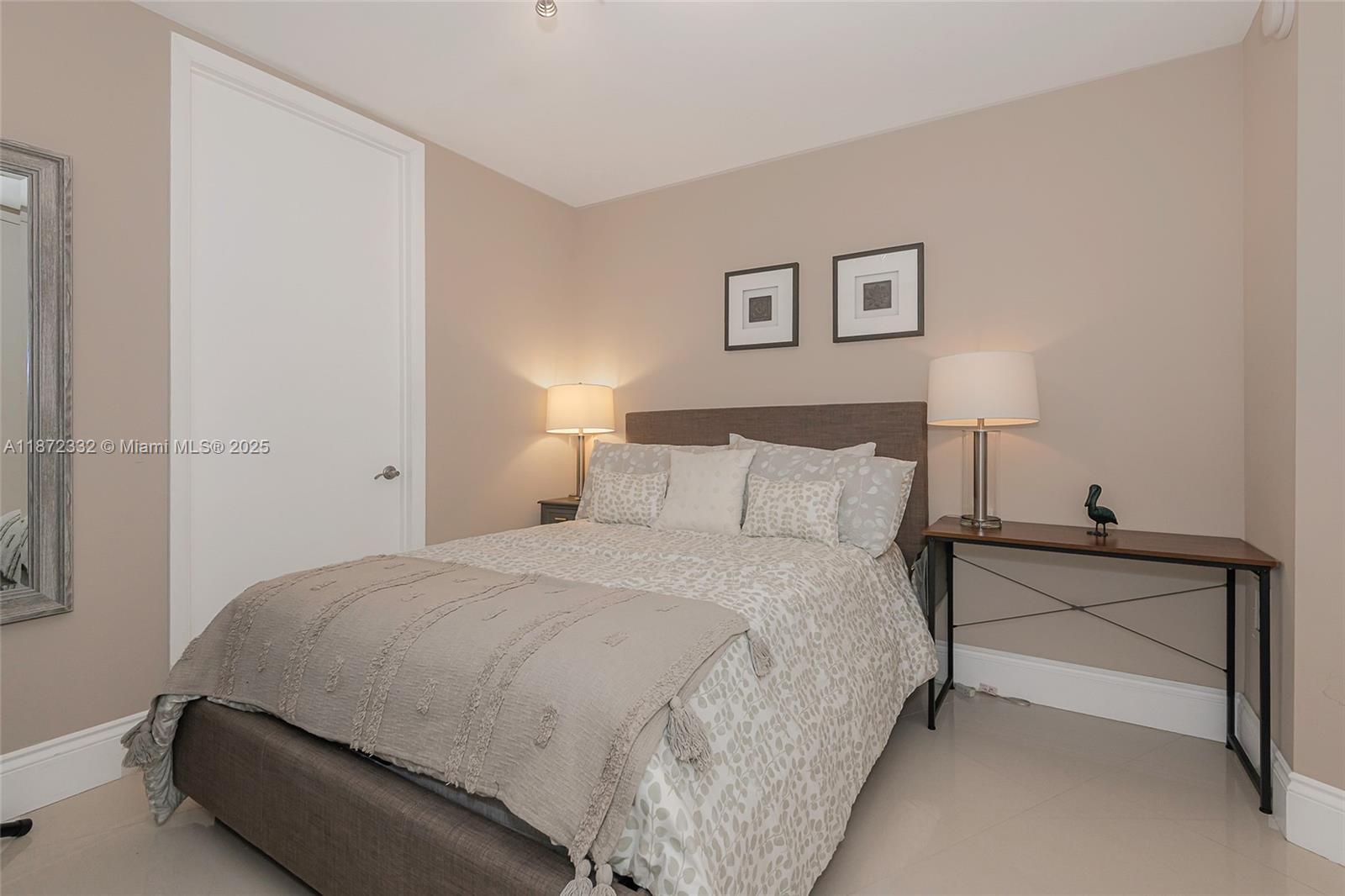 Building Photo - 16001 Collins Ave