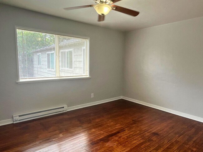 Building Photo - (UNM)  2 bed/1 bath Apartment