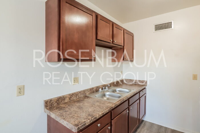 Building Photo - 1518 E Hedrick Dr