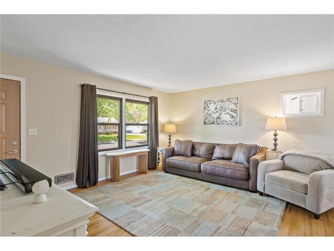 Building Photo - 9457 Saratoga Ln N