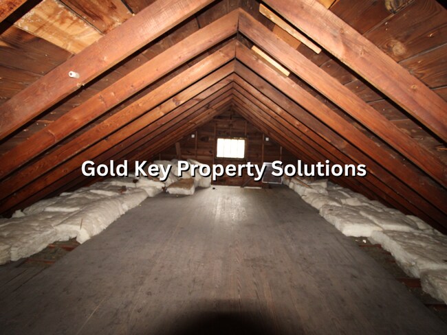 Building Photo - Spacious 2 BR 1 BA House with Dining Room ...