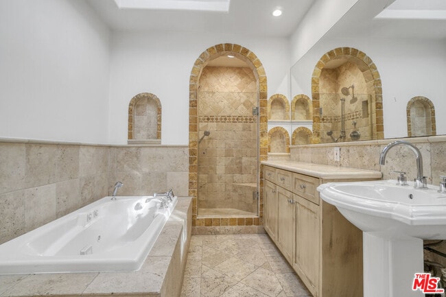 Building Photo - 449 N Sweetzer Ave