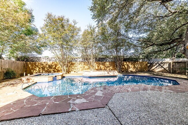 Building Photo - 16615 Raven Glenn