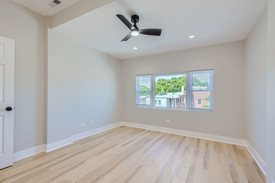 Building Photo - 4908 N Rockwell St