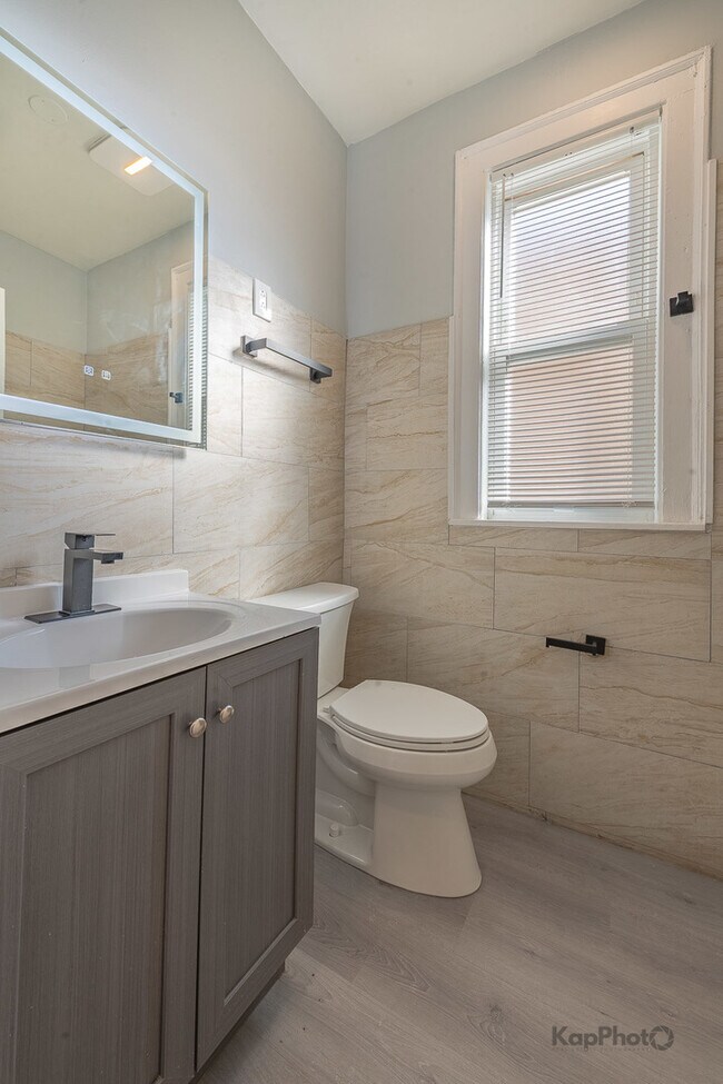 Building Photo - 6259 W Peterson Ave