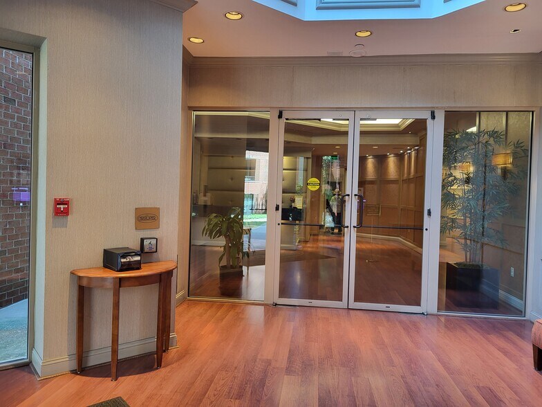 Building main entrance door - 4808 Moorland Ln