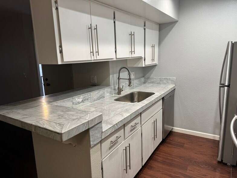 Stainless sink, faucet & dishwasher - 4444 E Paradise Village Pky N