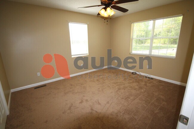 Building Photo - Quiet 3 Bedroom 2 Bath with Creek Access