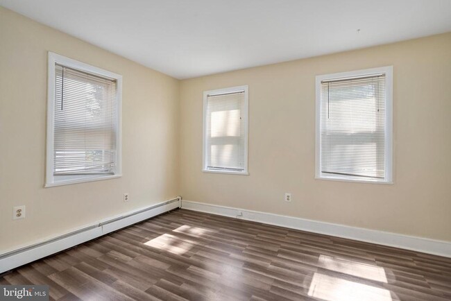Building Photo - 642 Manor Rd
