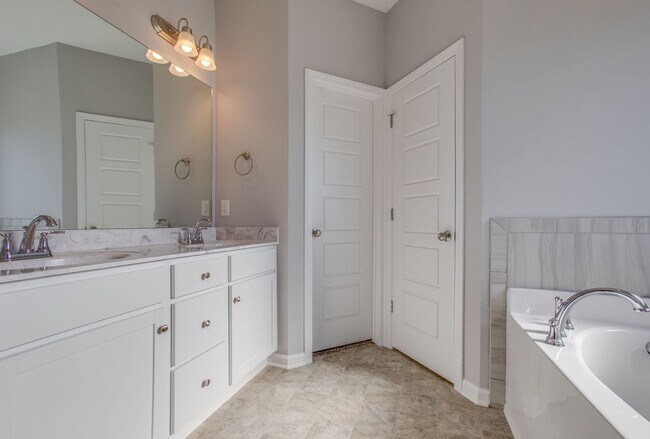 Building Photo - ***ASK ABOUT OUR FREE RENT SPECIAL (with a...