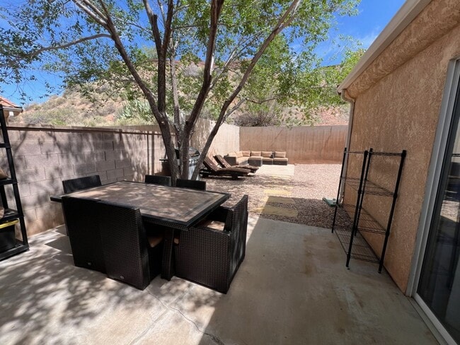 Building Photo - Fully Furnished Desert Dream Townhome! SHORT TERM LEASE OPTION