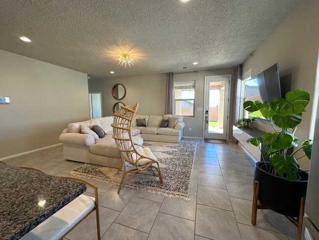 Building Photo - Beautiful Spacious Home!! Don't miss this ...
