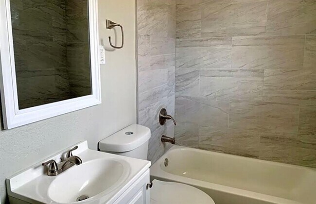 Building Photo - 5427 Willow Glen Dr