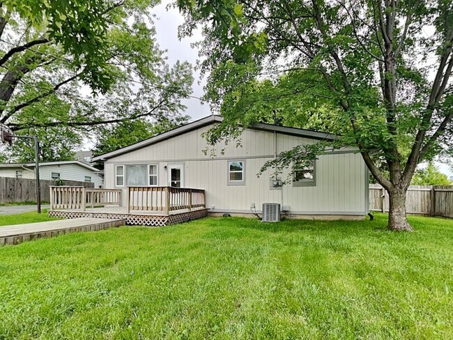 Building Photo - 4 bed 2 bath in Fishers!