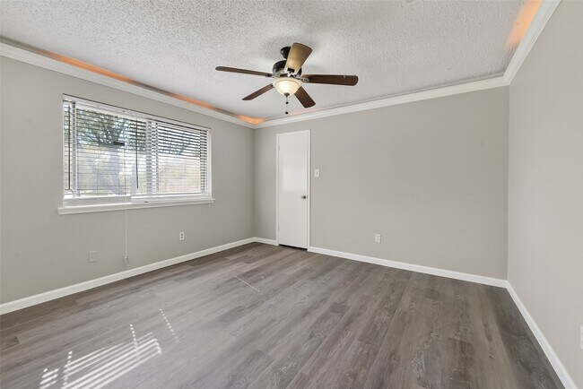 Building Photo - 4002 Cedar Ridge Ct