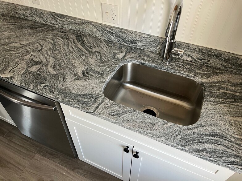 kitchen - 162 Montvale Ave