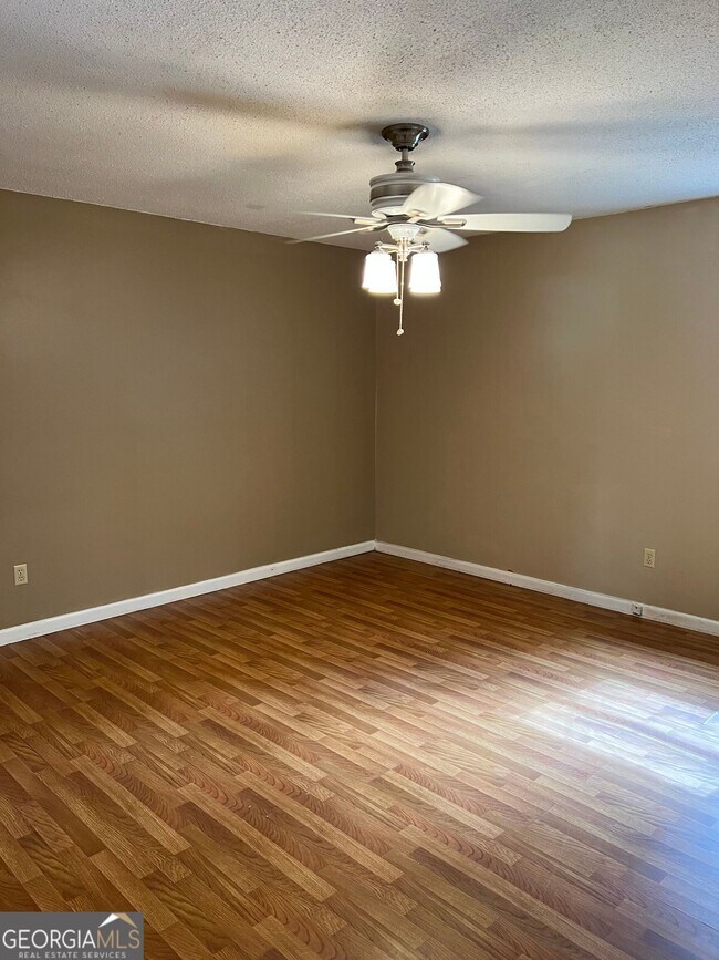 Building Photo - 203 Courtney Pl