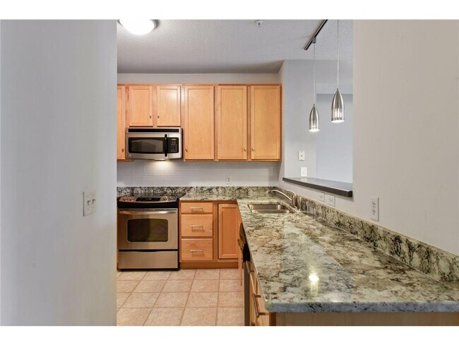 Building Photo - 560 2nd St