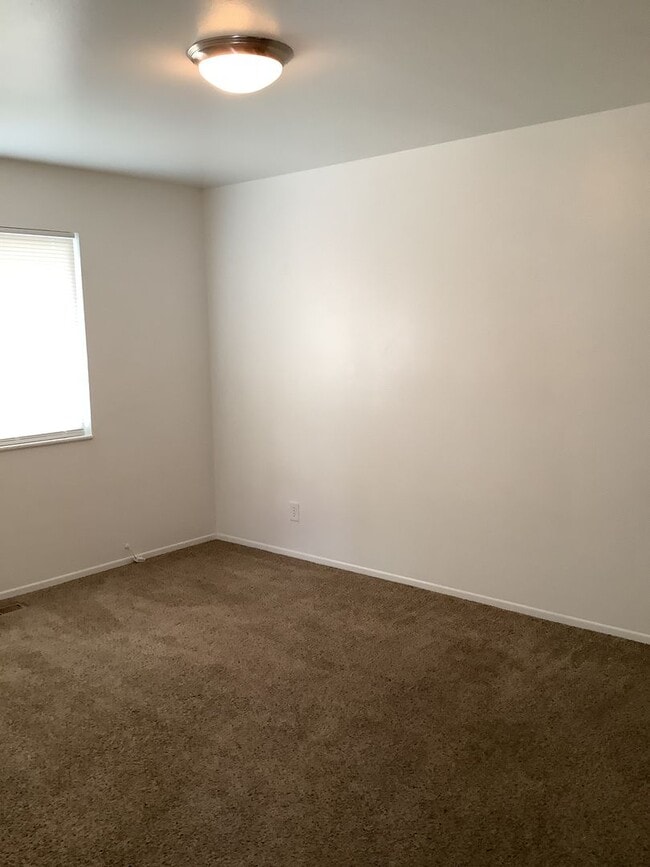 Building Photo - Spacious and bright 3-bedroom, 2-bathroom ...