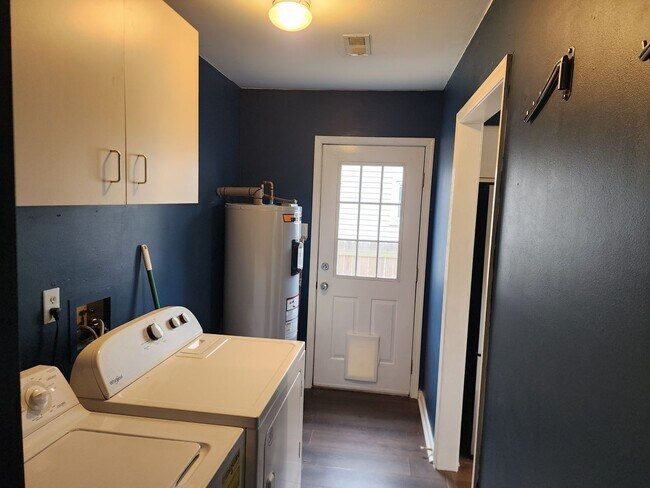 Building Photo - 3 Bedroom 2 Bath Rancher in Midlothian!