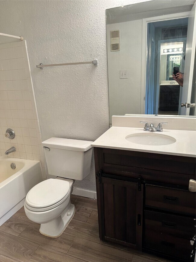 Building Photo - 3900 Woodchase Dr