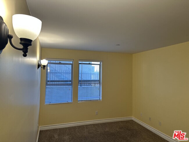 Building Photo - 122 N Clark Dr