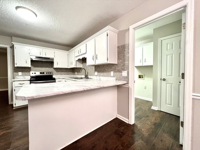 Building Photo - AVAILABLE JUNE [NO PETS PERMITTED]