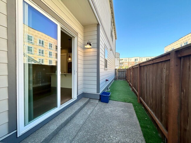 Building Photo - Luxury and Convenience Awaits in this Stunning 3 Bedroom, 2.5 Bathroom House with Abundant Parkin...