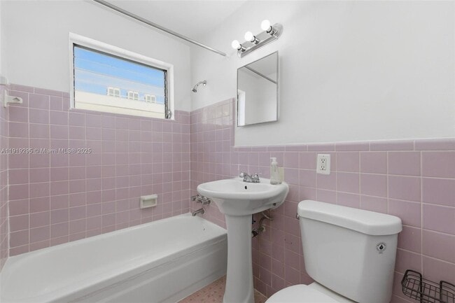 Building Photo - 126 SW 18th Ave