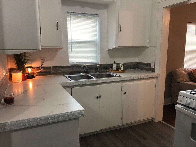 Building Photo - 1406 N Rosedale Ave