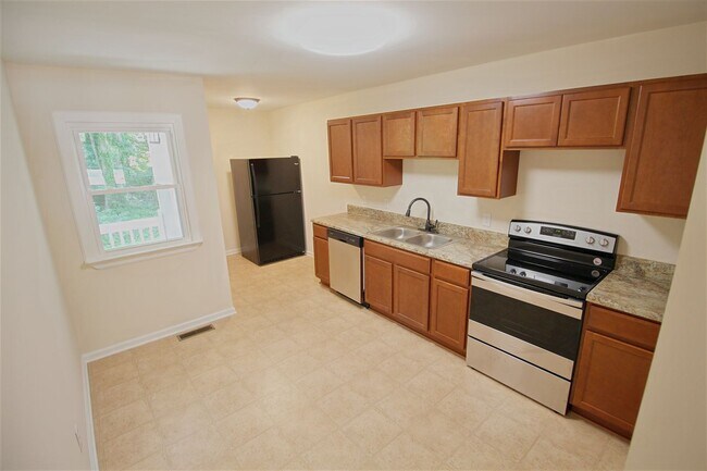 Building Photo - Beautiful 3 bed, 1/5 bath duplex in East R...