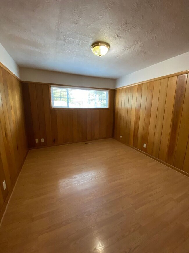Building Photo - Stylish & Spacious 3-Bedroom Home in SE Sa...