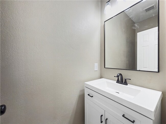 Building Photo - 1305 W Villa Maria Rd