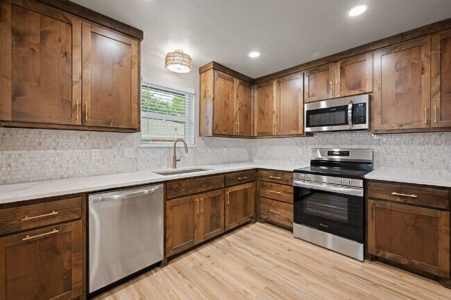 Building Photo - 2 Bed, 2 Bath Duplex