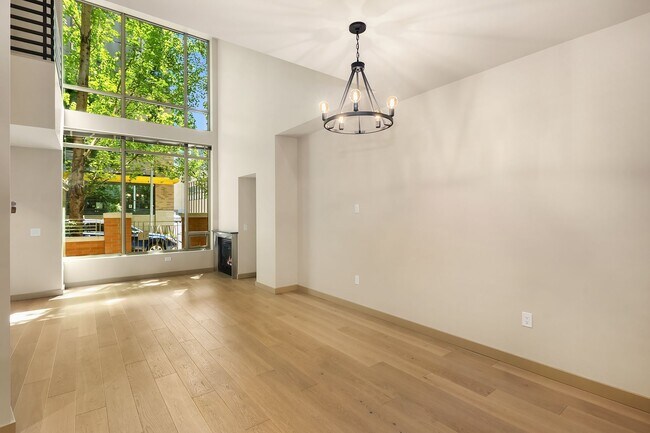 Building Photo - 910 Lenora St